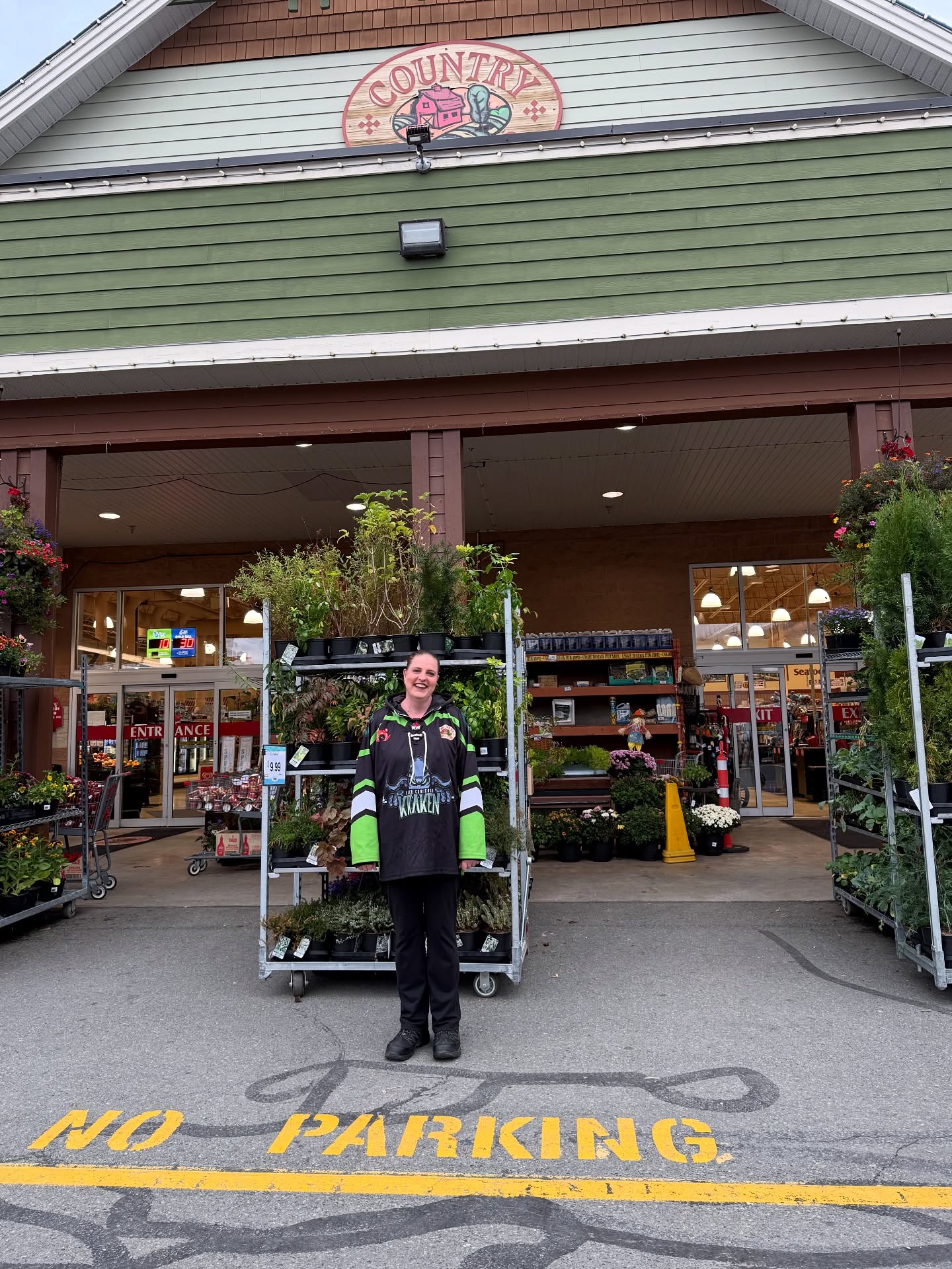 Sam cheering on the Lake Cowichan Kraken from afar as she is holding down the fort at our fave place to shop - Country Grocer 🛒
#LakeCowichanKraken #VIJHL #HockeyAtTheLake