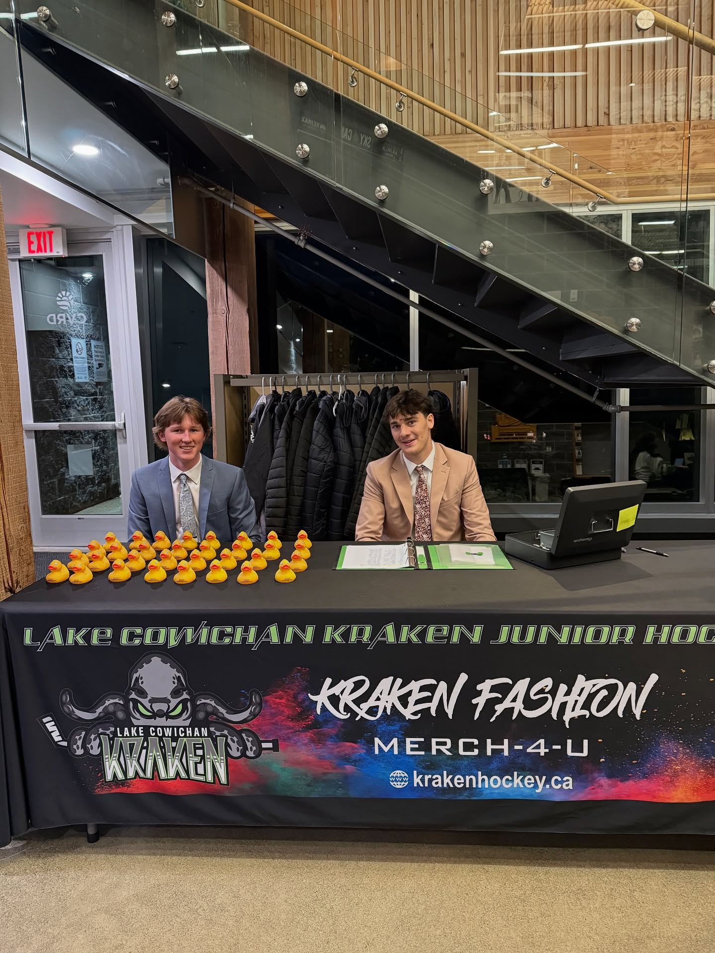 Join the Kraken tonight, during the 2nd intermission for the famous Huck-A-Duck at Cowichan Lake Sports Arena 🏟️ 🐥
#LakeCowichanKraken #VIJHL #HockeyAtTheLake