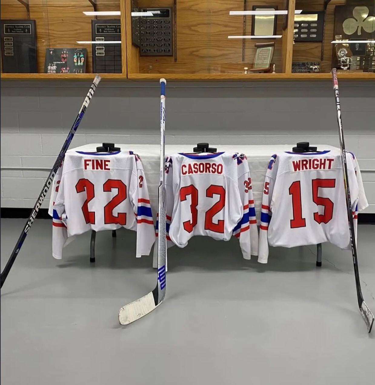 The Lake Cowichan Kraken family extends heart felt condolences to the staff, players and families of the Southern Alberta Mustangs 🙏🏽

Three young hockey players (two from Kamloops and one from Alabama) were involved in a fatal car accident which claimed the lives of three Mustang players while they were travelling to practice.

Our collective hearts and prayers are with team and community.